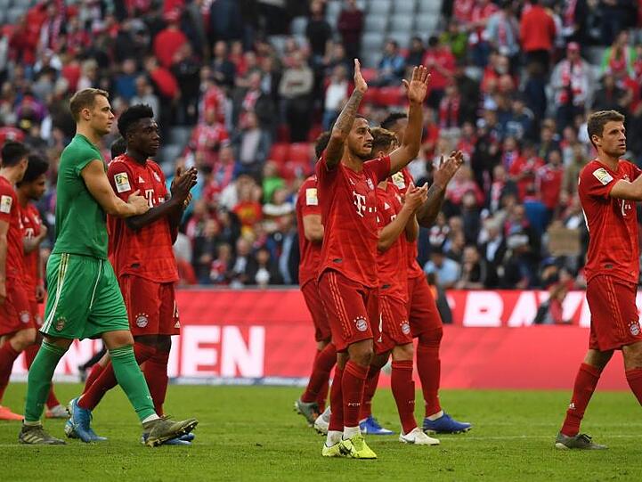 Münchens Spieler bedanken sich bei den Fans. Foto: Angelika Warmuth/dpa