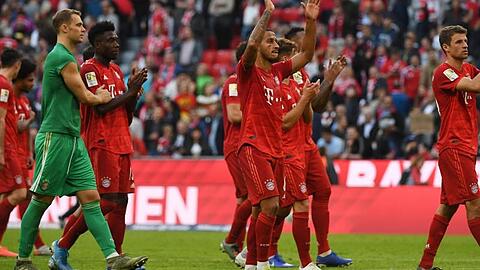 Münchens Spieler bedanken sich bei den Fans. Foto: Angelika Warmuth/dpa