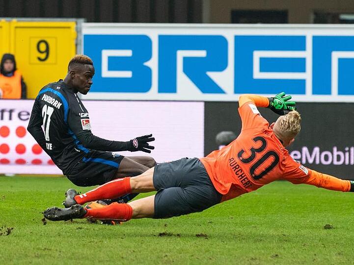 Paderborns Babacar Gueye (l.) schießt den Ball vorbei an Sascha Burchert von Fürth und trifft zum 4:0. Foto: Guido Kirchner
