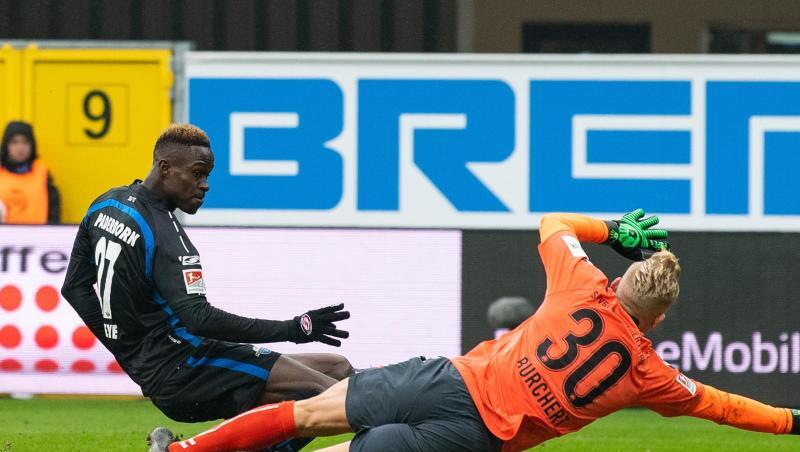 Paderborns Babacar Gueye (l.) schießt den Ball vorbei an Sascha Burchert von Fürth und trifft zum 4:0. Foto: Guido Kirchner Paderborns Babacar Gueye (l.) schießt den Ball vorbei an Sascha Burchert von Fürth und trifft zum 4:0. Foto: Guido Kirchner