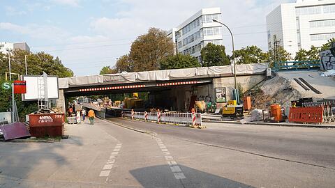 Der S-Bahn-Halt wird noch bis Dezember barrierefrei umgebaut, das sieht man auch von der Straße aus.