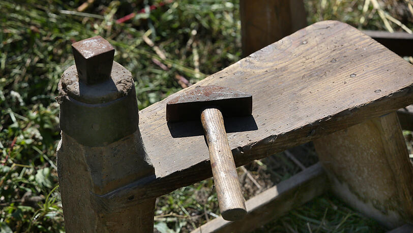 Dengelhammer und Schemel stehen schon bereit. Dengelhammer und Schemel stehen schon bereit.