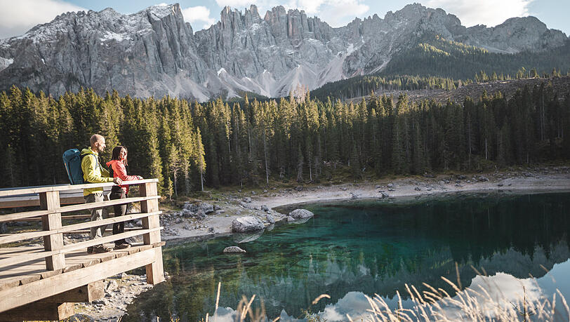 Nicht weit vom Ganischgerhof: im sagenumwobenen Karersee spiegeln sich die Bergspitzen des Latemar. Nicht weit vom Ganischgerhof: im sagenumwobenen Karersee spiegeln sich die Bergspitzen des Latemar.