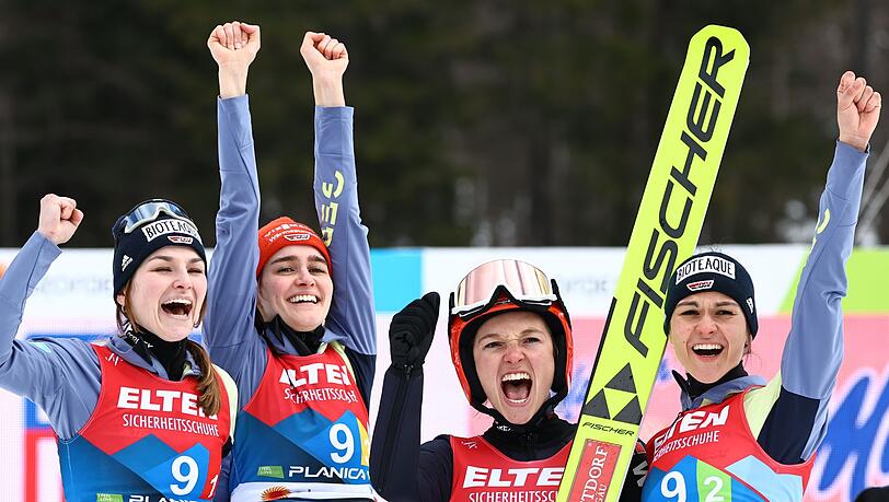 Anna Rupprecht (l-r), Selina Freitag, Katharina Althaus und Luisa Görlich jubeln über ihren ersten Platz.