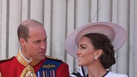 Gemeinsam nehmen Prinz William und Prinzessin Kate an der "Trooping the Colour"-Zeremonie zu Ehren von König Charles Geburtstag teil.