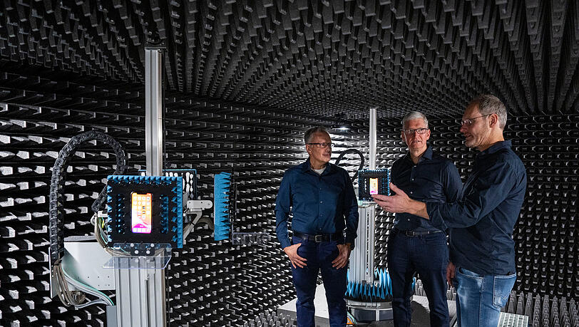 2022 im September war der Apple-Chef Tim Cook (Mitte) am Standort an der Karlstra&szlig;e zu Besuch.