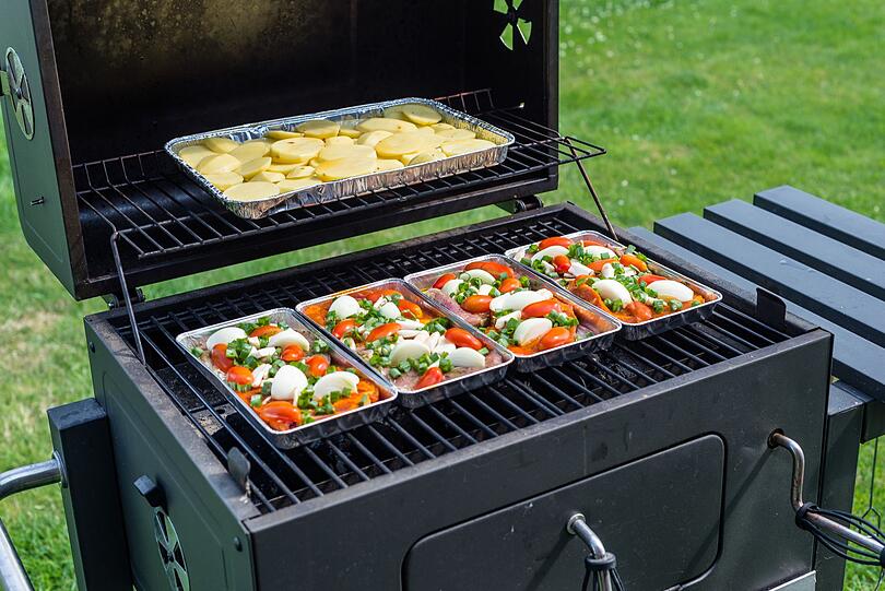 Um den Rost vor Verschmutzungen zu schützen, empfiehlt es sich außerdem, eine Grillmatte zu verwenden. Das ist eine dünne Auflage, die nach dem Einsatz sogar in die Spülmaschine wandern kann. Als Alternative eignet sich auch eine gewöhnliche Aluschale. Länger haltbar und auch gesünder ist allerdings eine Edelstahlschale. Um den Rost vor Verschmutzungen zu schützen, empfiehlt es sich außerdem, eine Grillmatte zu verwenden. Das ist eine dünne Auflage, die nach dem Einsatz sogar in die Spülmaschine wandern kann. Als Alternative eignet sich auch eine gewöhnliche Aluschale. Länger haltbar und auch gesünder ist allerdings eine Edelstahlschale.