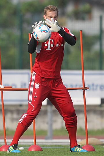 Ribéry ist wieder dabei, Lahm und Heynckes schreiben Autogramme, Neuer hechtet nach dem Ball: Bilder aus dem Trainingslager der Bayern am Gardasee