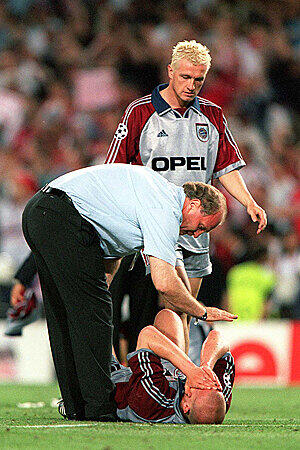 Auch Kahn&rsquo;s Ex-Kollege Thomas Strunz (hier nach dem legendären Champions League-Finale 1999 in Barcelona) ist dem Fußball treu geblieben. Neben seiner Tätigkeit als Spielerberater macht der fünfmalige Deutsche Meister und UEFA Cup-Sieger von 1996 seinen Trainerschein und ist zudem seit geraumer Zeit auch im TV tätig.