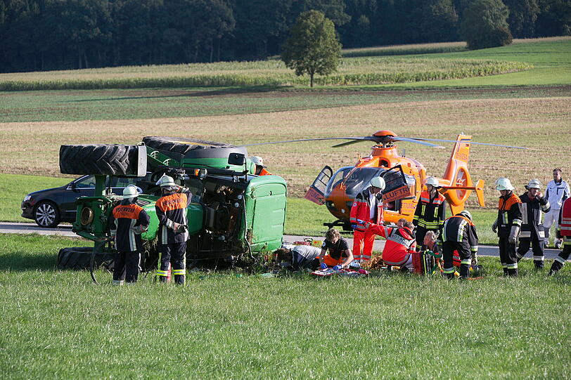 Bei Palling ist ein Traktor umgekippt: Ein Erwachsener und zwei Kinder saßen auf dem Bulldog. Ein Kind kam mit Helikopter in die Klinik. Die Bilder von der Bergung.