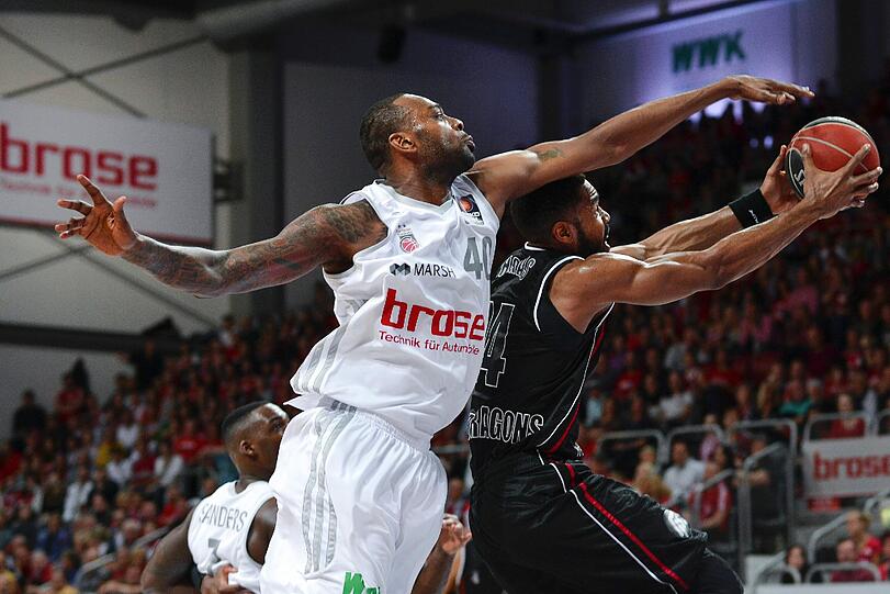Basketball Bundesliga, Playoffs (Best of 5), Viertelfinale, Spiel 1: Brose Baskets Bamberg - Artland Dragons am 10.05.2014 in der Brose-Arena in Bamberg (Bayern). Der Bamberger D'Or Fischer (l) versucht den Quakenbrücker Brandon Thomas zu blocken. Foto: David Ebener/dpa
