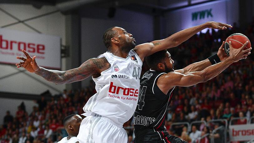 Basketball Bundesliga, Playoffs (Best of 5), Viertelfinale, Spiel 1: Brose Baskets Bamberg - Artland Dragons am 10.05.2014 in der Brose-Arena in Bamberg (Bayern). Der Bamberger D'Or Fischer (l) versucht den Quakenbrücker Brandon Thomas zu blocken. Foto: David Ebener/dpa Basketball Bundesliga, Playoffs (Best of 5), Viertelfinale, Spiel 1: Brose Baskets Bamberg - Artland Dragons am 10.05.2014 in der Brose-Arena in Bamberg (Bayern). Der Bamberger D'Or Fischer (l) versucht den Quakenbrücker Brandon Thomas zu blocken. Foto: David Ebener/dpa