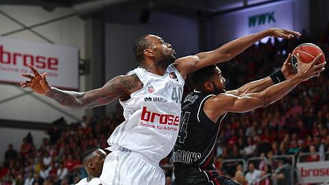 Basketball Bundesliga, Playoffs (Best of 5), Viertelfinale, Spiel 1: Brose Baskets Bamberg - Artland Dragons am 10.05.2014 in der Brose-Arena in Bamberg (Bayern). Der Bamberger D'Or Fischer (l) versucht den Quakenbrücker Brandon Thomas zu blocken. Foto: David Ebener/dpa