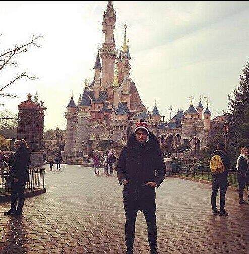 Zwischen seiner spanischen Heimat und der Säbener STraße machte Javi Martinez in Frankreich Halt und posierte vor dem Disneyland nahe Paris.