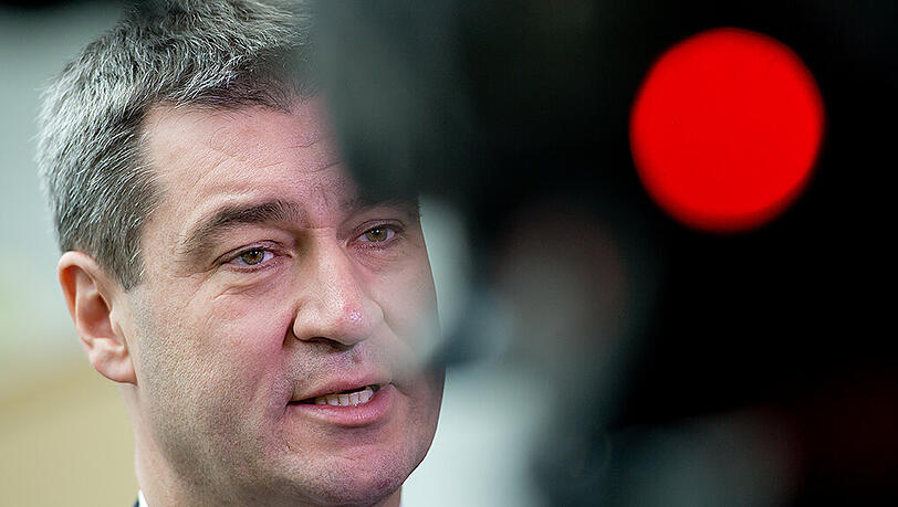 Bayerns Finanz- und Heimatminister Markus Söder will mit einer härteren Linie gegen das Aufkommen und Verbreiten rechter Strömungen vorgehen. Bayerns Finanz- und Heimatminister Markus Söder will mit einer härteren Linie gegen das Aufkommen und Verbreiten rechter Strömungen vorgehen.