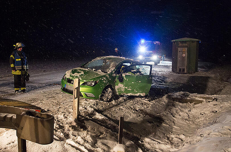 Bilder vom Verkehrsunfall auf der B304 bei Matzing, bei dem sich ein Auto überschlagen hat.