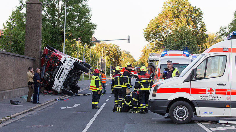 Der 20-Jährige stirbt wenig später an seinen schweren Verletzungen.