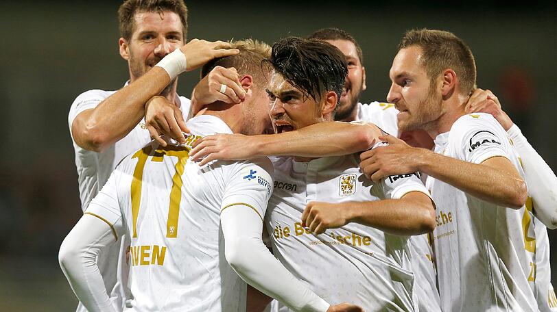 11. Spieltag: TSV 1860 München - Greuther Fürth II 1:0. Es ist das erste Heimspiel 2017 im Wiesn-Trikot. Die Löwen tun sich lange Zeit gegen die Franken sehr schwer, ehe Daniel Wein mit einem Gewaltschuss das Siegtor förmlich erzwingt. Die Moral beeindruckt, doch spielerische Mängel ohne Leader Gebhart sind nicht zu bestreiten. Torschütze: Wein