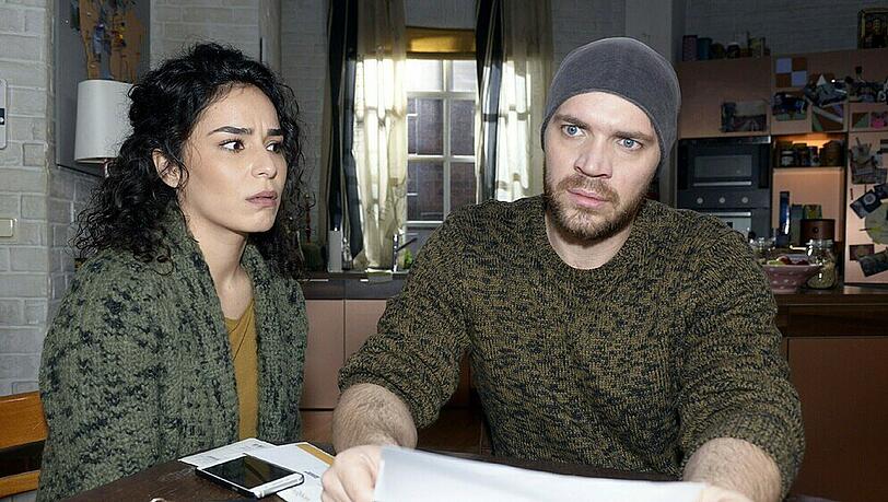 "GZSZ": Shirin und Erik werden kalt erwischt, als eine Nachricht sie mit seiner Vergangenheit konfrontiert "GZSZ": Shirin und Erik werden kalt erwischt, als eine Nachricht sie mit seiner Vergangenheit konfrontiert