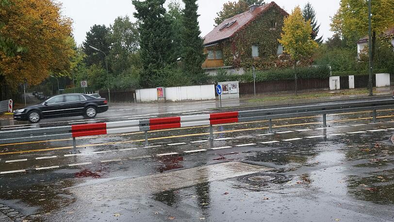 Überraschung für die Autofahrer: Hier endet die Wahnfriedallee unerwartet durch eine Leitplanke. Überraschung für die Autofahrer: Hier endet die Wahnfriedallee unerwartet durch eine Leitplanke.