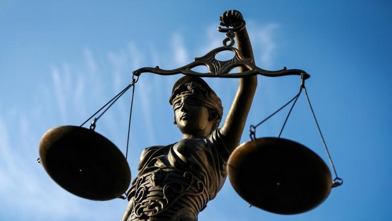 Eine Statue der Justitia hält eine Waage in ihrer Hand. Foto: David-Wolfgang Ebener/dpa Eine Statue der Justitia hält eine Waage in ihrer Hand. Foto: David-Wolfgang Ebener/dpa