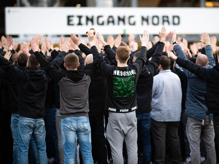 Zahlreiche Gladbach-Fans unterstützten ihr Team vor den Stadioneingängen.