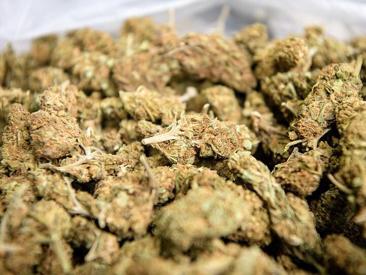 Marihuana in Form von Blütenständen ist in einer Kiste zu sehen. (Archivfoto)