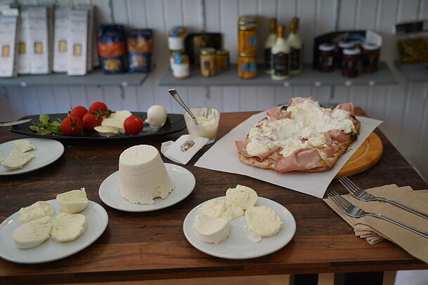 Traum-Büffet: Mozzarella, Ricotta und Stracciatella auf einer Pinsa. Traum-Büffet: Mozzarella, Ricotta und Stracciatella auf einer Pinsa.