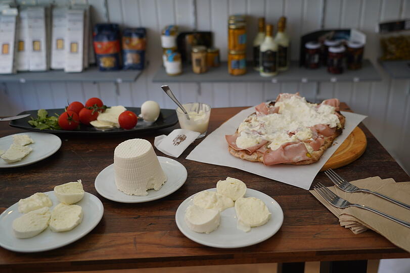 Traum-Büffet: Mozzarella, Ricotta und Stracciatella auf einer Pinsa.