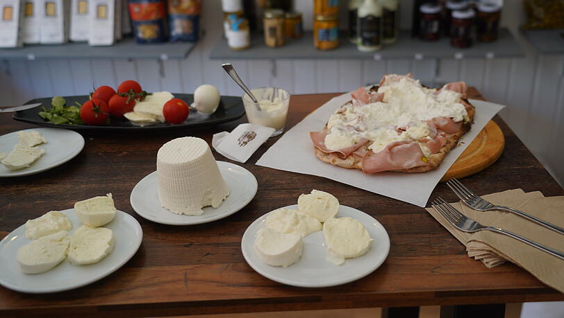 Traum-Büffet: Mozzarella, Ricotta und Stracciatella auf einer Pinsa. Traum-Büffet: Mozzarella, Ricotta und Stracciatella auf einer Pinsa.
