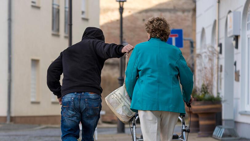 Ein Mann hat eine Frau mit Rollator angegriffen (Symbolbild)