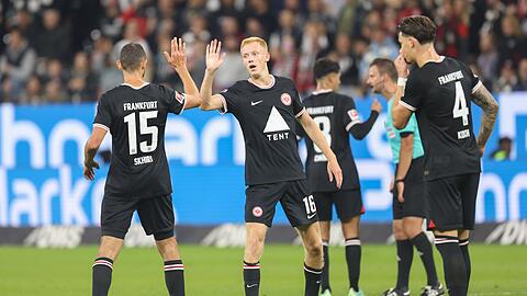 Frankfurts Hugo Larsson (r) freut sich gemeinsam mit Ellyes Skhiri nach seinem Tor zum 1:0.