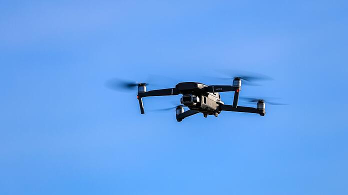 Die Polizei fahndet nach der Drohnensichtung nach dem Piloten. (Symbolbild)