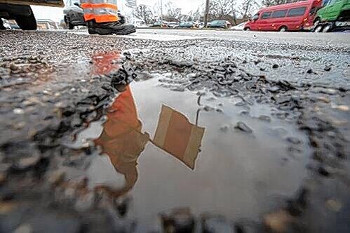 Wasser, Frost und Risse im Straßenbelag sorgen für &bdquo;Straßen-karies&ldquo;: Inzwischen gibt es ganze Schlaglochpisten in Nürnberg.