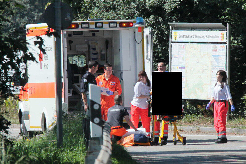 Polizeiwagen kracht in Betonmischer - Die Bilder vom schrecklichen Unfall