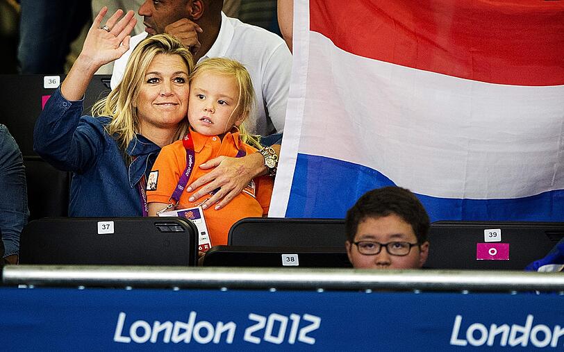 Auch seine Frau, die holländische Prinzessin Maxima nimmt die kleine Ariane gerne mit zu Wettbewerben. Hier schauen sie sich zusammen Judo an.