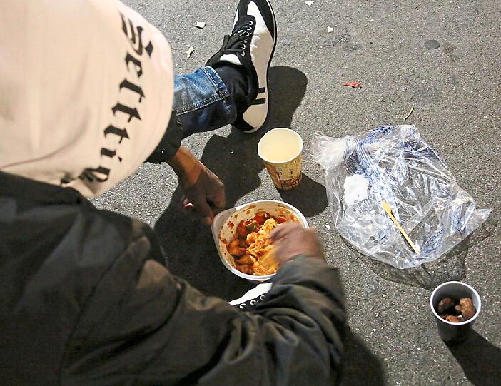 Eintopf, Datteln, Kaffee und ganz viel Zucker: Die Münchner Volksküche kocht für die Flüchtlinge am ZOB mit.