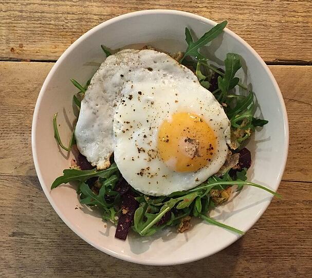 Vegganes Essen: Reis mit Quinoa,Salat und natürlich Ei.