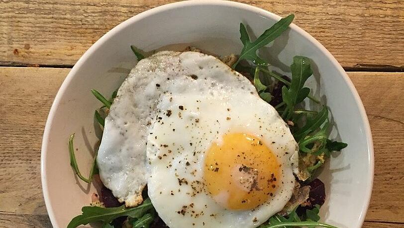 Vegganes Essen: Reis mit Quinoa,Salat und natürlich Ei. Vegganes Essen: Reis mit Quinoa,Salat und natürlich Ei.