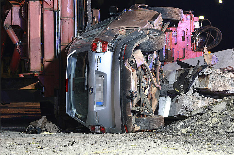 Nach der Flugeinlage landete das Fahrzeug in einem Bagger. Die drei Insassen konnten sich selbst aus dem Auto befreien.