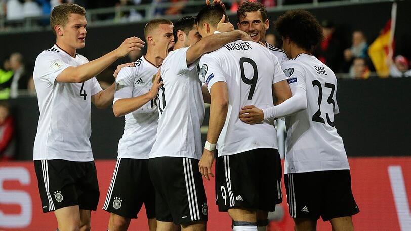 Die Nationalmannschaft bejubelt ein Tor im letzten Quali-Spiel gegen Aserbaidschan.
