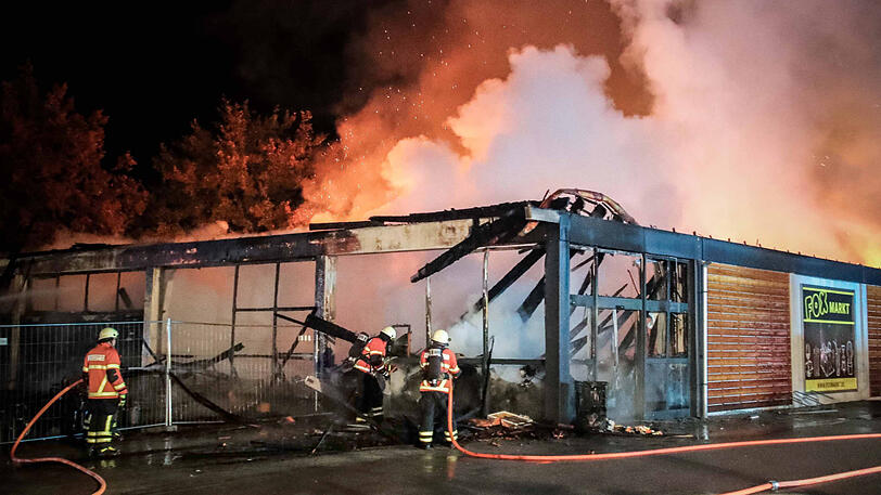 Der Supermarkt ist ausgebrannt, der Sachschaden enorm. Die Bilder vom Feuerwehreinsatz in Kirchdorf am Inn.