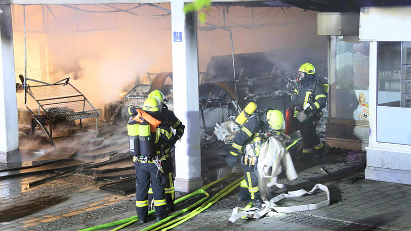 Die Bilder vom großen Feuerwehreinsatz in Waldkraiburg. Das Obstgeschäft brannte komplett aus, der Sachschaden ist enorm.