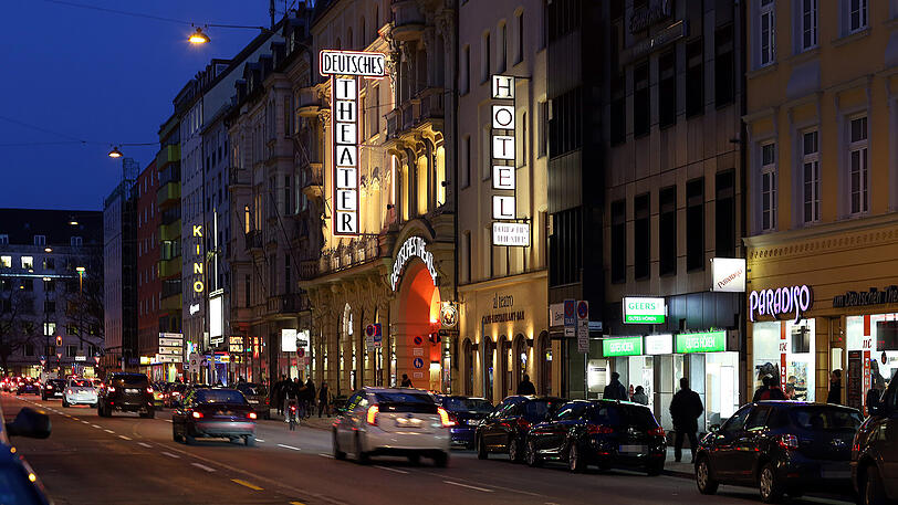 Ein Hauch von New York? Impressionen von der Schwanthalerstraße zur Blauen Stunde, fotografisch eingefangen von Stadtspaziergänger Sigi Müller.