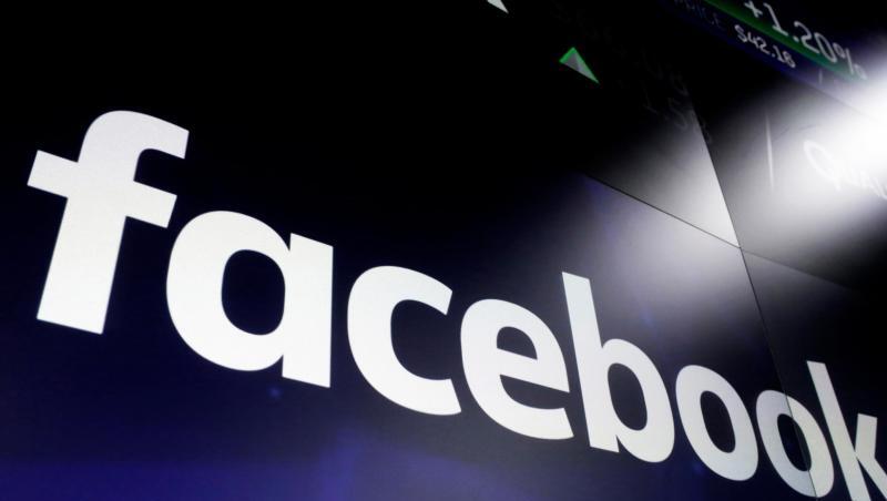 Das Facebook-Logo erschient auf Bildschirmen am Times Square. Foto: Richard Drew/AP/dpa/Archivbild