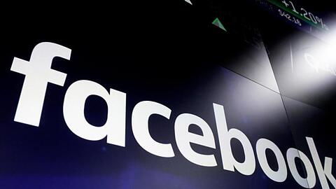 Das Facebook-Logo erschient auf Bildschirmen am Times Square. Foto: Richard Drew/AP/dpa/Archivbild