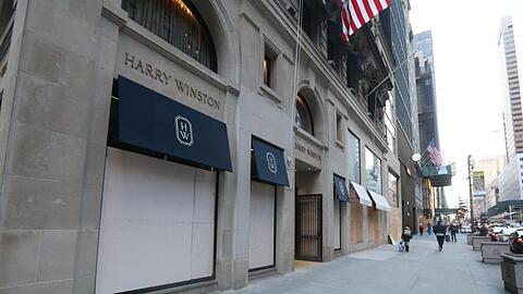 Das Juweliergeschäft Harry Winston auf der 5th Avenue wurde mit Brettern verbarrikadiert, um mögliche Plünderungen und Vandalismus rund um die US-Präsidentschaftswahl verhindern.