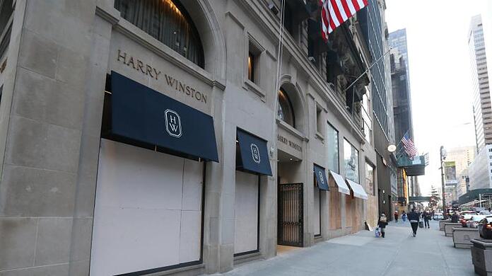 Das Juweliergeschäft Harry Winston auf der 5th Avenue wurde mit Brettern verbarrikadiert, um mögliche Plünderungen und Vandalismus rund um die US-Präsidentschaftswahl verhindern.