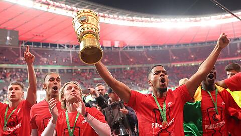 Benjamin Henrichs präsentiert den Fans den Pokal.
