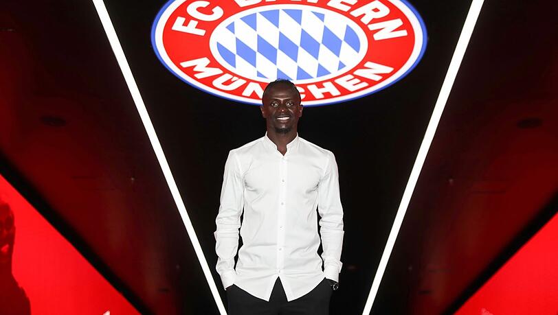 Kaum in München gelandet und schon ein bayerischer Heiligenschein: Weltstar-Neuzugang Sadio Mané bringt die Allianz Arena bereits bei seiner Präsentation am Mittwoch zum ersten Mal zum Leuchten.